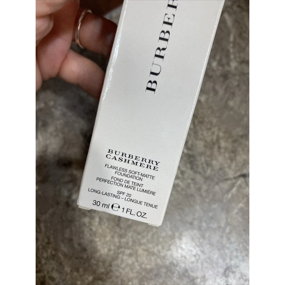Burberry Cashmere Flawless Soft Matte Foundation‎ Honey #32 1oz